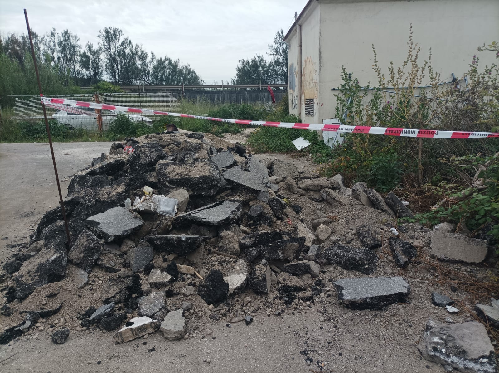 Ditta che lavora per il comune di Pozzuoli realizza discarica abusiva a Licola Mare: area sequestrata dalla Polizia Municipale