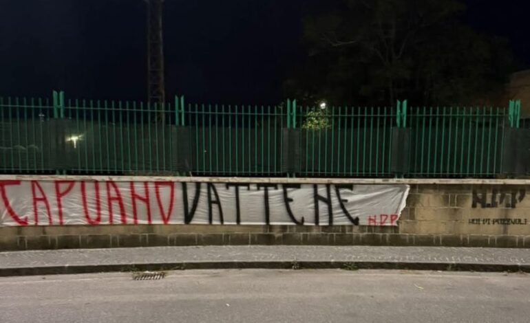 POZZUOLI/ «Capuano vattene» Striscione contro il presidente della Puteolana