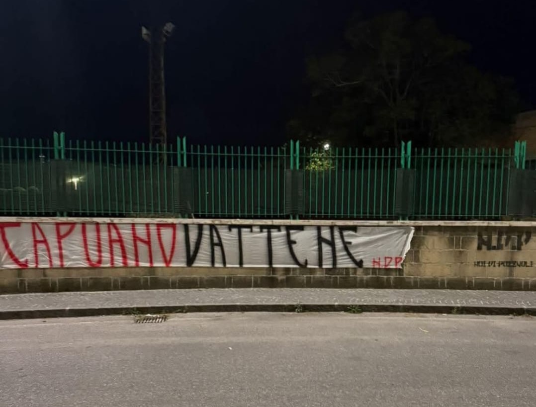 POZZUOLI/ «Capuano vattene» Striscione contro il presidente della Puteolana