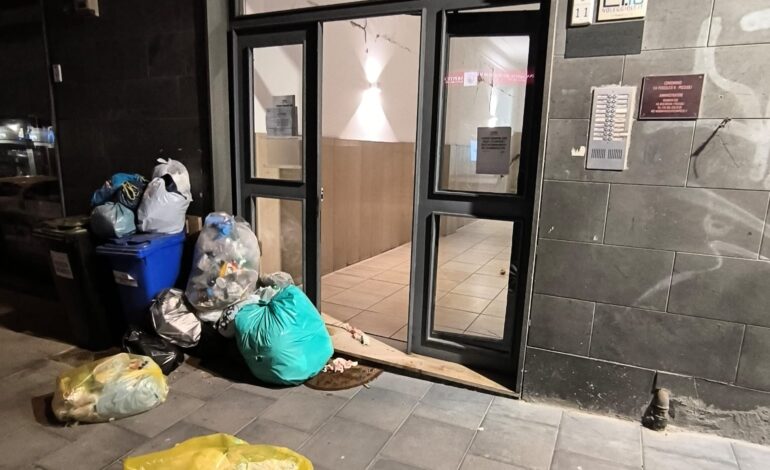POZZUOLI/ Rifiuti abbandonati, scempio in via Pergolesi