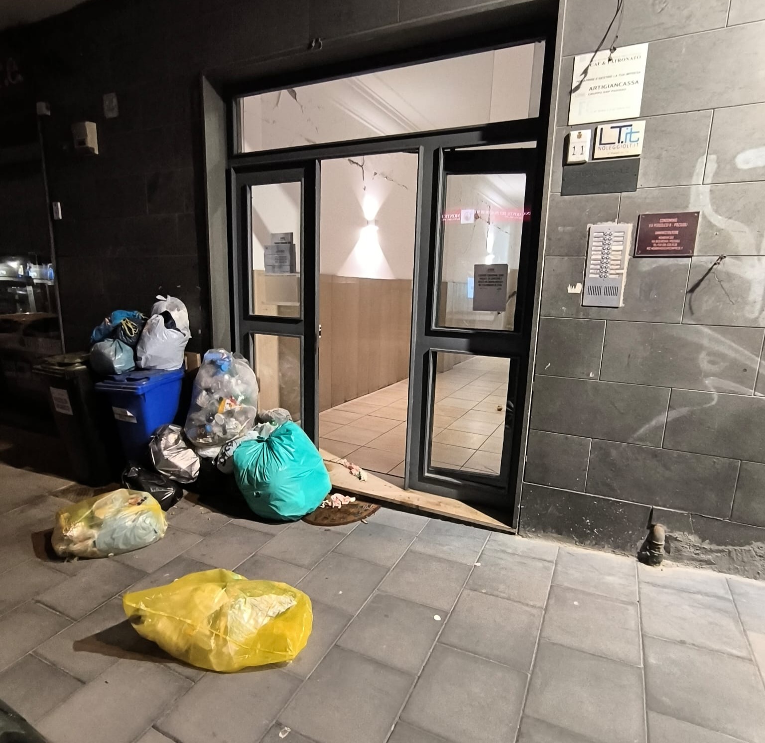 POZZUOLI/ Rifiuti abbandonati, scempio in via Pergolesi