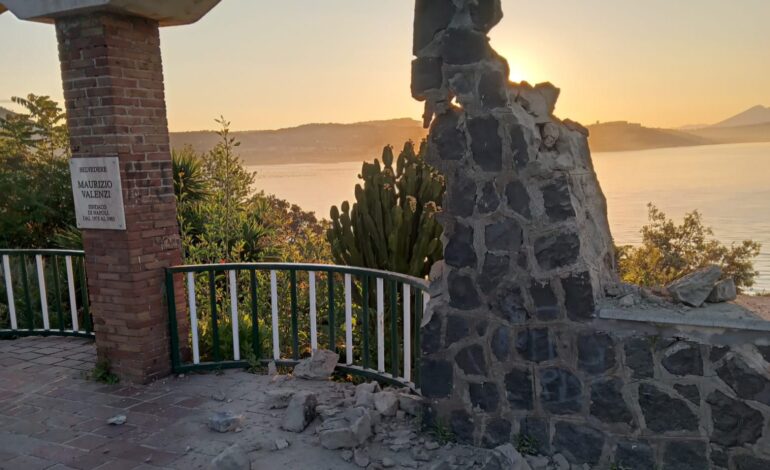 Forte scosaa, crolla l’arco del belvedere a Bacoli