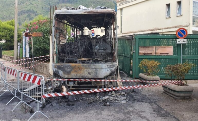 Attentato al comune di Pozzuoli: condannato l’autista che schiantò il bus contro l’ingresso