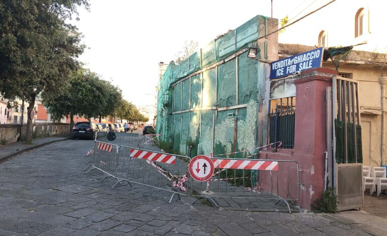 POZZUOLI/ Muro pericolante, area interdetta in via Pergolesi