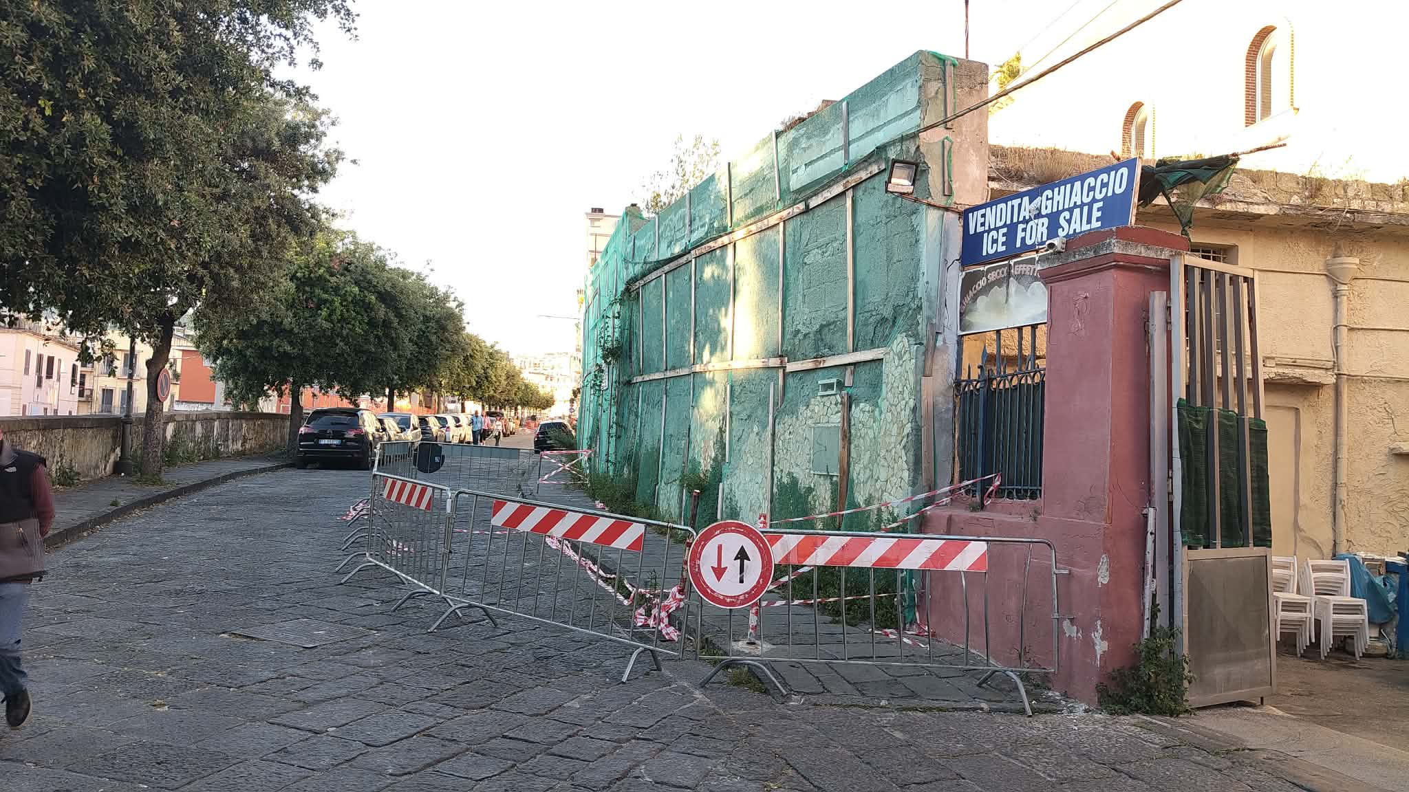 POZZUOLI/ Muro pericolante, area interdetta in via Pergolesi
