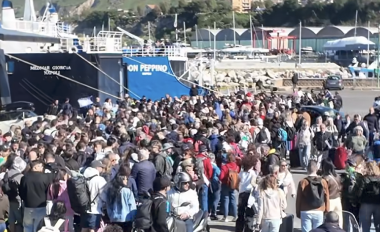 Assalto alle isole: partenze record da Pozzuoli tra entusiasmo e disagi