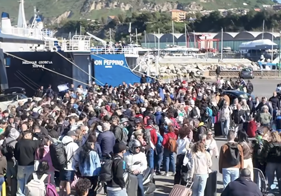 Assalto alle isole: partenze record da Pozzuoli tra entusiasmo e disagi