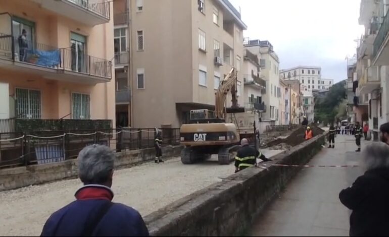 POZZUOLI/ Camion ribaltato durante i lavori, sequestrato il cantiere di via Napoli