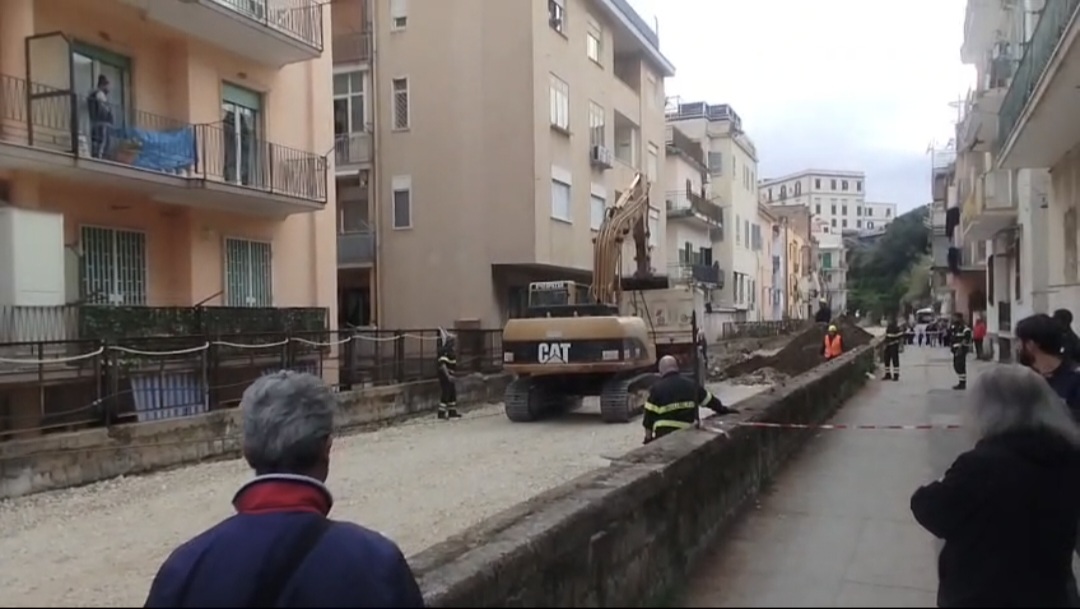 POZZUOLI/ Camion ribaltato durante i lavori, sequestrato il cantiere di via Napoli