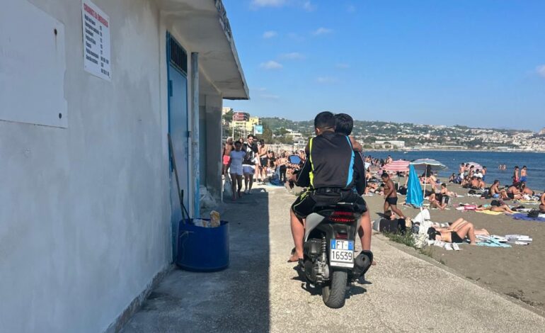POZZUOLI/ Scooter sulla spiaggia di Lucrino: raffica di sanzioni
