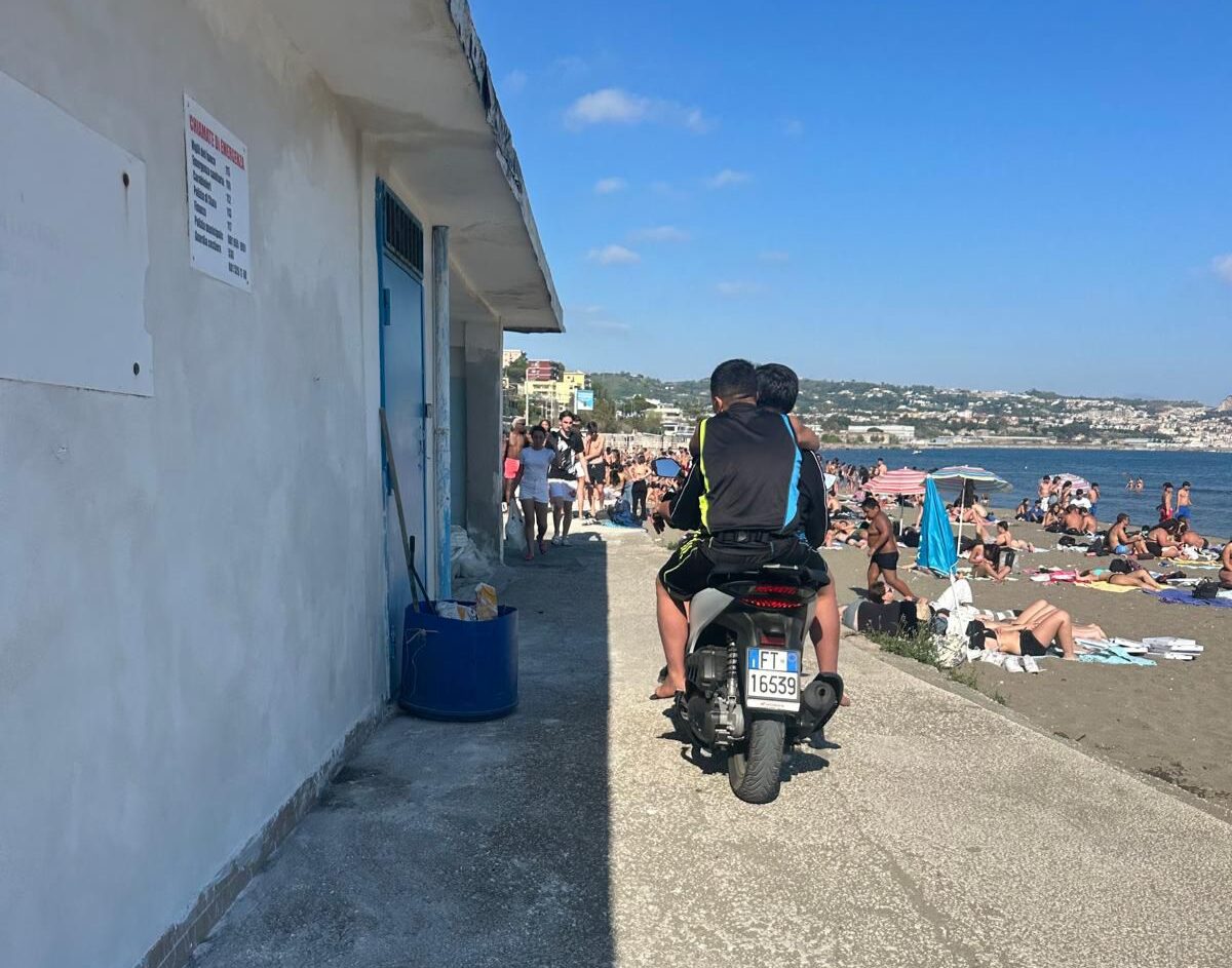 POZZUOLI/ Scooter sulla spiaggia di Lucrino: raffica di sanzioni
