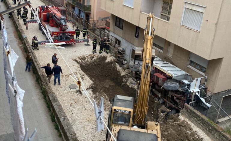 POZZUOLI/ Gru a via Napoli per recuperare il camion ribaltato