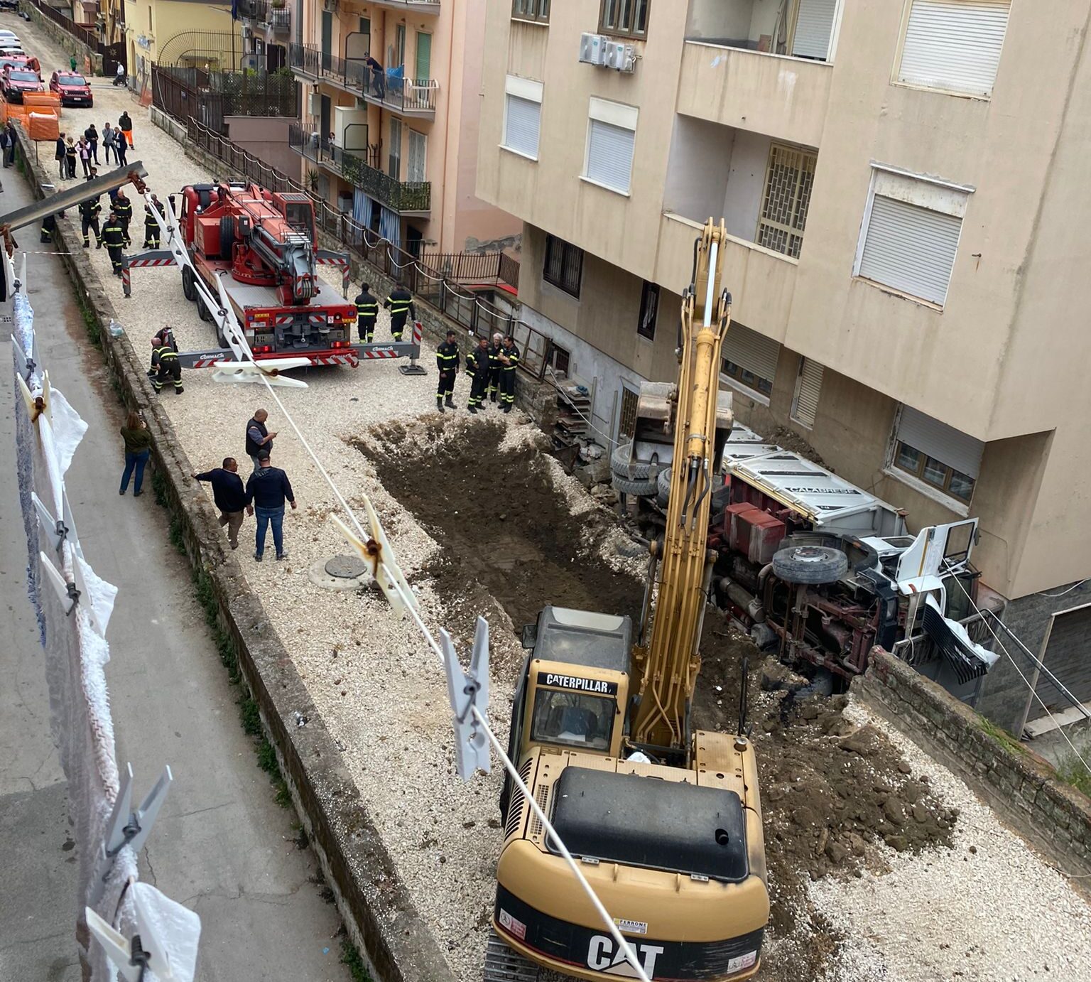 POZZUOLI/ Gru a via Napoli per recuperare il camion ribaltato