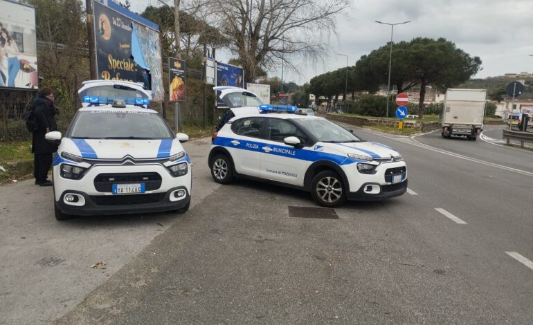 Cellulare in mano durante la guida: a Pozzuoli ritirate 50 patenti