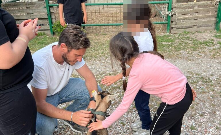Sostegno ai caregiver, bambini in fattoria a Licola per momenti di gioco e relax – LE FOTO