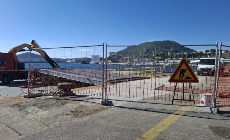 Porto di Pozzuoli: fermi i lavori al pontone galleggiante