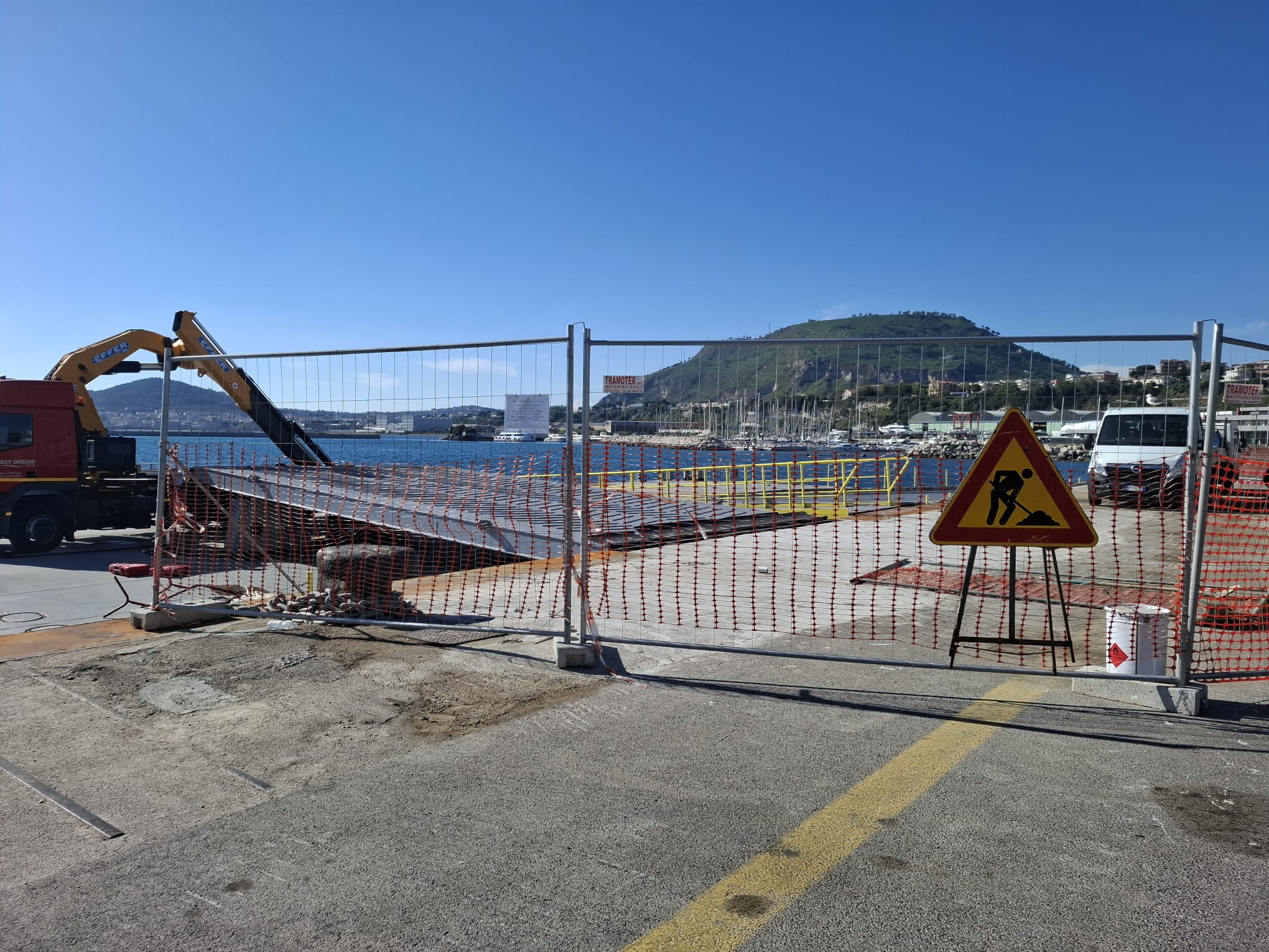 Porto di Pozzuoli: fermi i lavori al pontone galleggiante