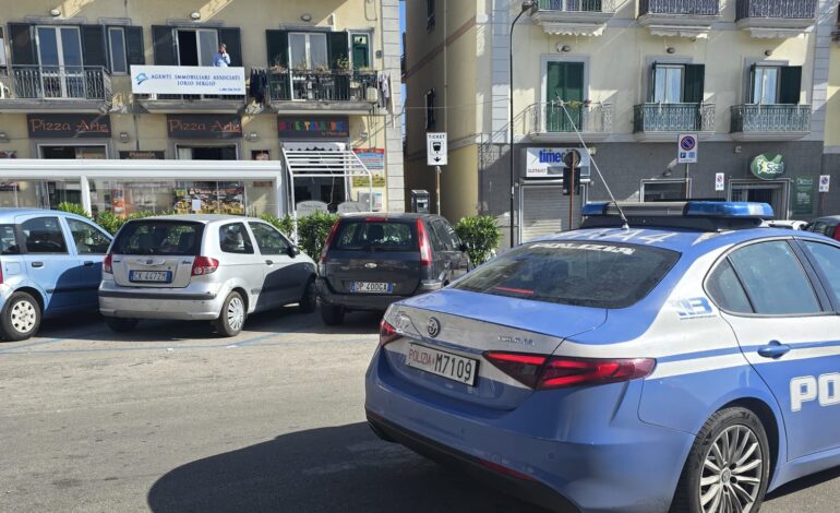 Follia a Pozzuoli: con un machete sfascia auto in sosta e inveisce contro i clienti di una pizzeria