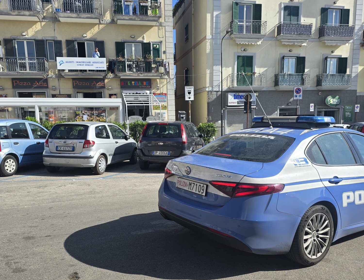 Follia a Pozzuoli: con un machete sfascia auto in sosta e inveisce contro i clienti di una pizzeria