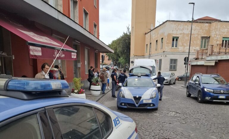 Controlli della Polizia a Pozzuoli: denunciati parcheggiatori abusivi sul porto e a via Napoli