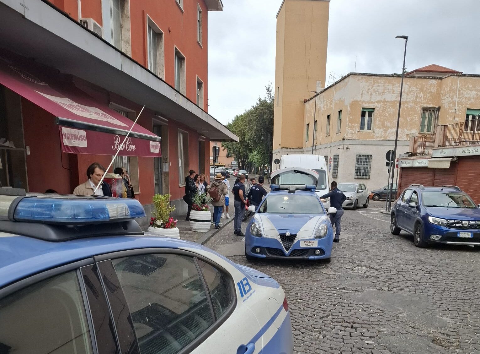 Controlli della Polizia a Pozzuoli: denunciati parcheggiatori abusivi sul porto e a via Napoli