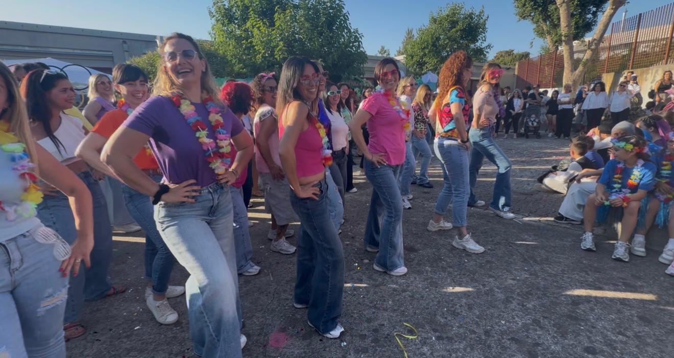 POZZUOLI/ Mamme protagoniste alla festa di fine anno: canti e balli alla scuola “Reginelle” – LE FOTO