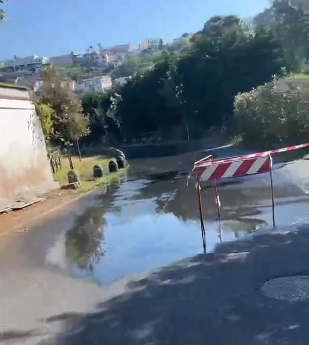 Scempio ambientale a Pozzuoli: scarichi fognari nel Lago Lucrino – IL VIDEO