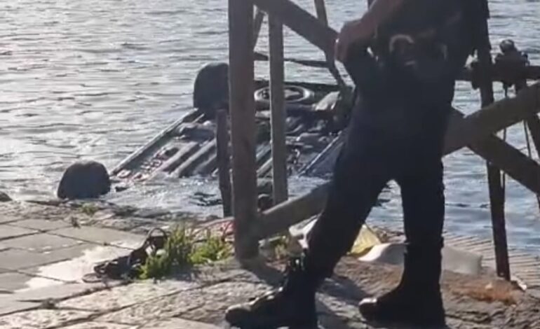 POZZUOLI/ Auto con gatto all’interno finisce nel lago d’Averno: proprietaria si tuffa e lo salva