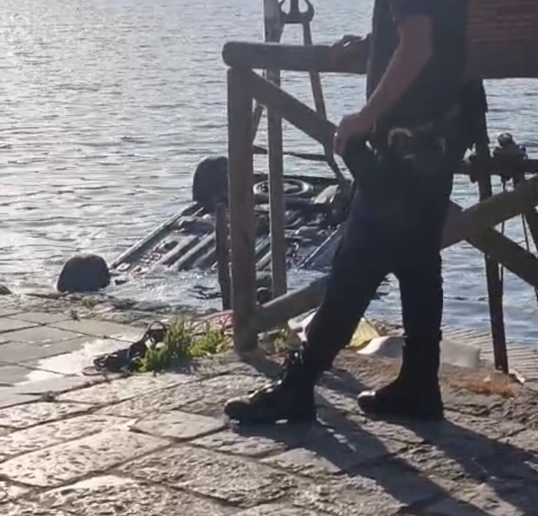 POZZUOLI/ Auto con gatto all’interno finisce nel lago d’Averno: proprietaria si tuffa e lo salva