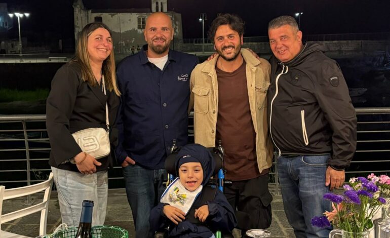 Pozzuoli si stringe attorno al piccolo Francesco Pio: cena di beneficenza alla Darsena, raccolti 3mila euro – LE FOTO