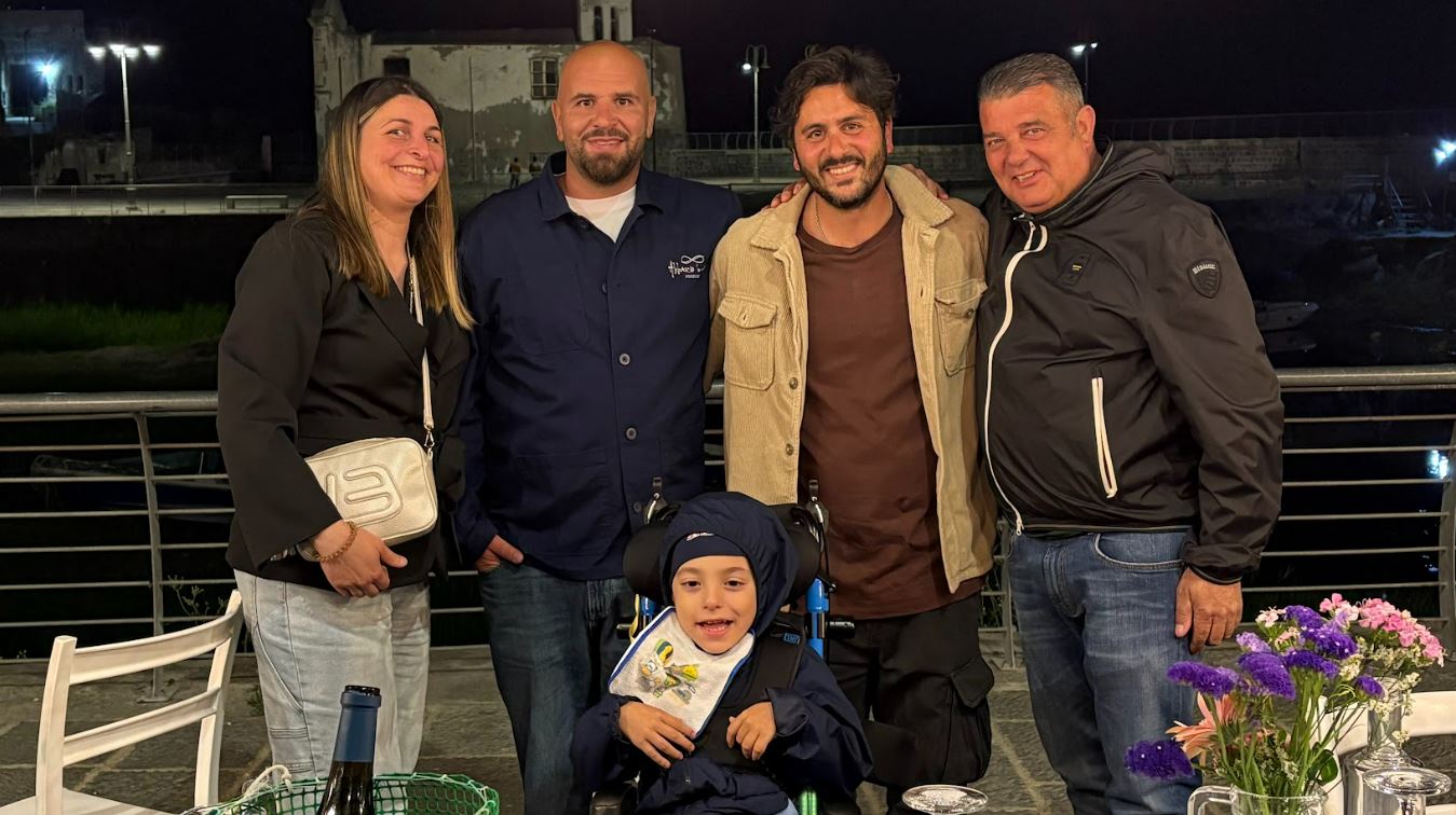 Pozzuoli si stringe attorno al piccolo Francesco Pio: cena di beneficenza alla Darsena, raccolti 3mila euro – LE FOTO