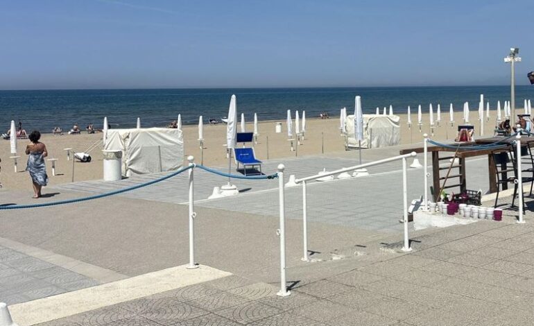 POZZUOLI/ Spiaggia occupata abusivamente: denunciati i titolari di quattro stabilimenti balneari