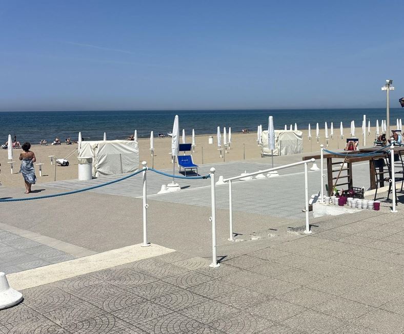POZZUOLI/ Spiaggia occupata abusivamente: denunciati i titolari di quattro stabilimenti balneari