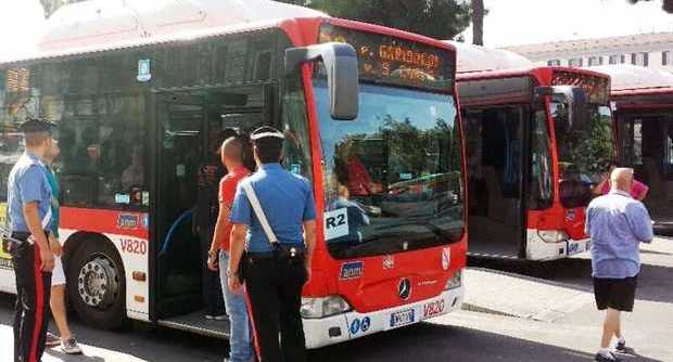 BACOLI/ Il bus non apre le porte: passeggero colpisce con un pugno l’autista