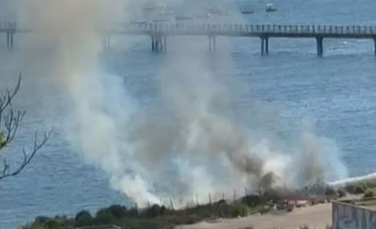 POZZUOLI/ Rifiuti dati alle fiamme: grosso incendio sulla spiaggia delle “Monachelle”