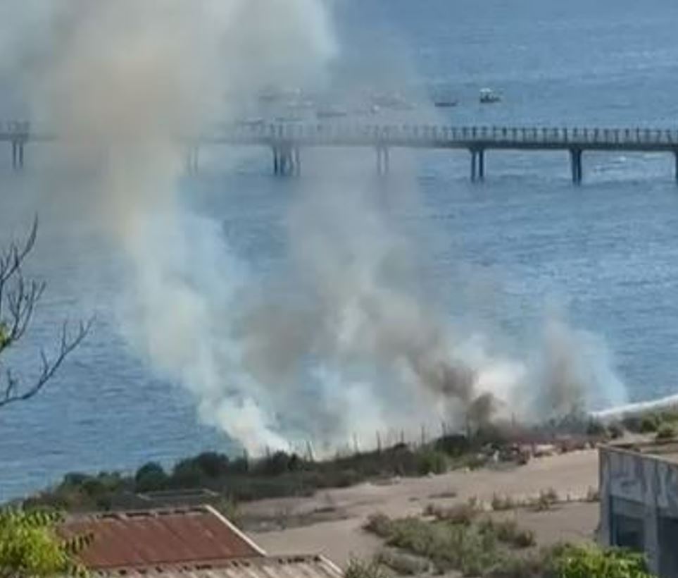 POZZUOLI/ Rifiuti dati alle fiamme: grosso incendio sulla spiaggia delle “Monachelle”