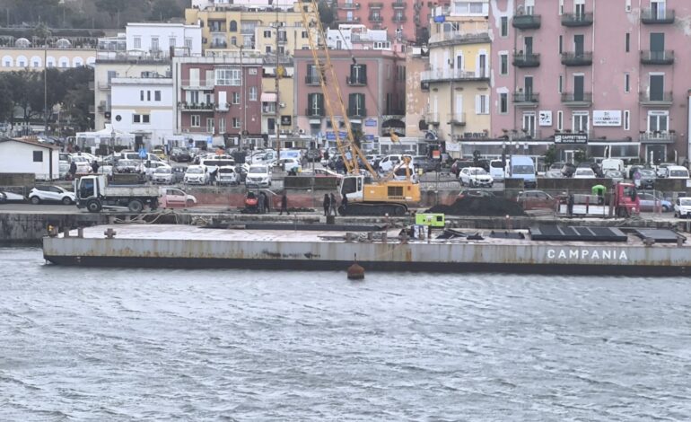Pontone al porto di Pozzuoli «Fine lavori entro metà giugno»
