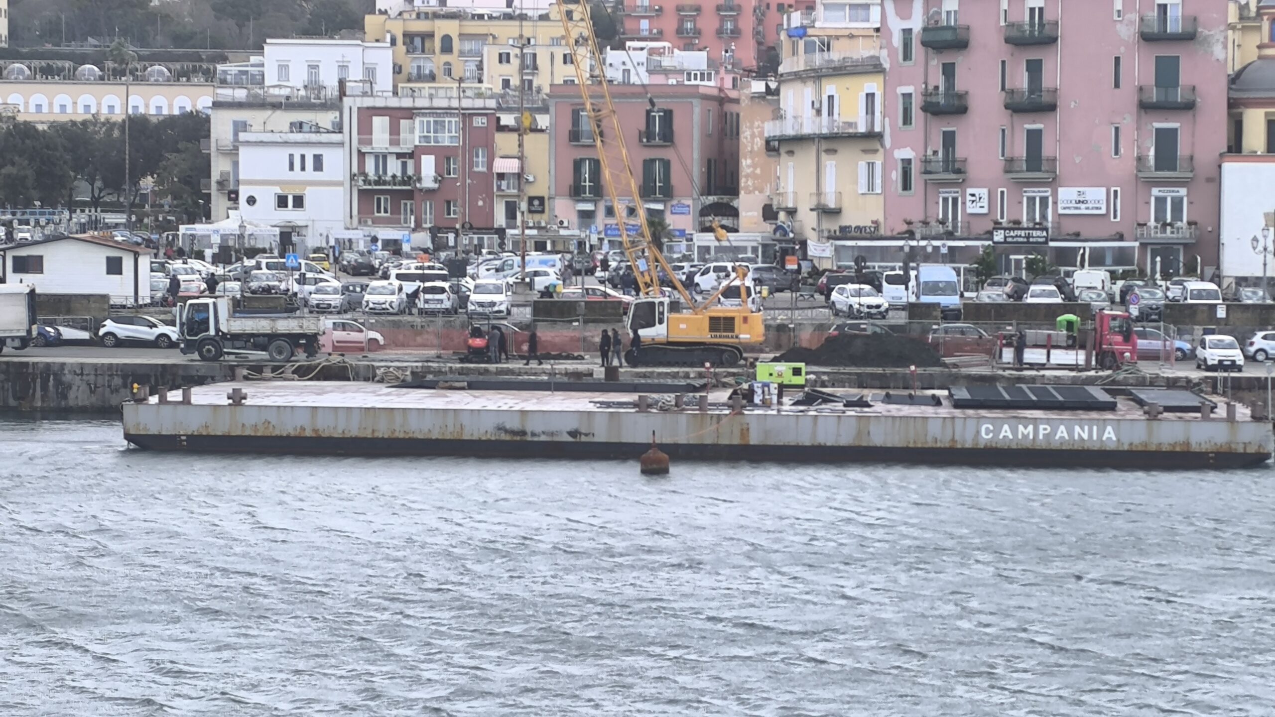 Pontone al porto di Pozzuoli «Fine lavori entro metà giugno»