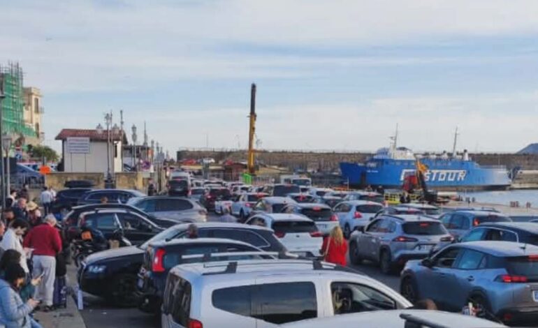 «Noi residenti del centro storico di Pozzuoli prigionieri del traffico al porto»