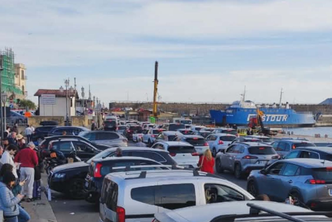 «Noi residenti del centro storico di Pozzuoli prigionieri del traffico al porto»