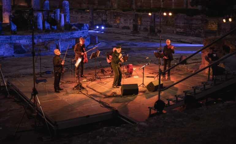 La musica nella storia: il Macellum di Pozzuoli s’illumina con “Colonne sonore” – IL VIDEO