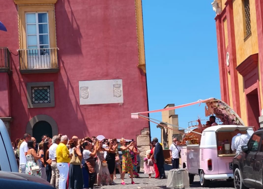 Rione Terra ad uso privato: festa con aperitivo «non autorizzata»