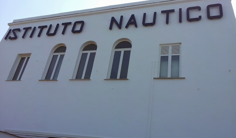 Registra di nascostro collegio dei docenti, scoperto colpisce con un pugno la dirigente