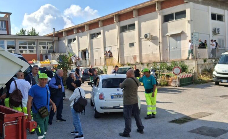 POZZUOLI/ Operai senza sede e mezzi in strada: caos nella raccolta rifiuti