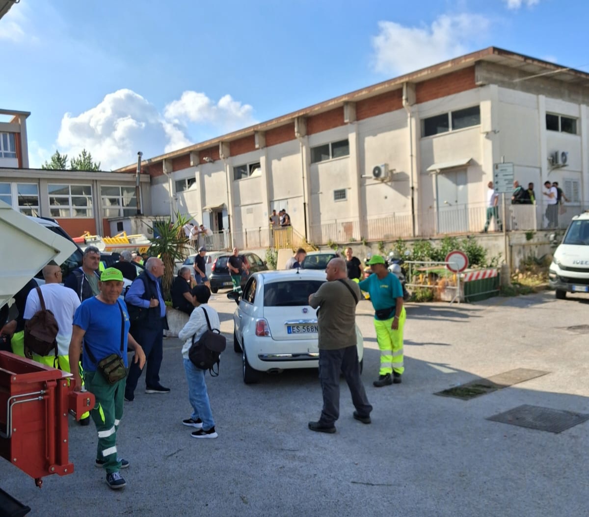 POZZUOLI/ Operai senza sede e mezzi in strada: caos nella raccolta rifiuti