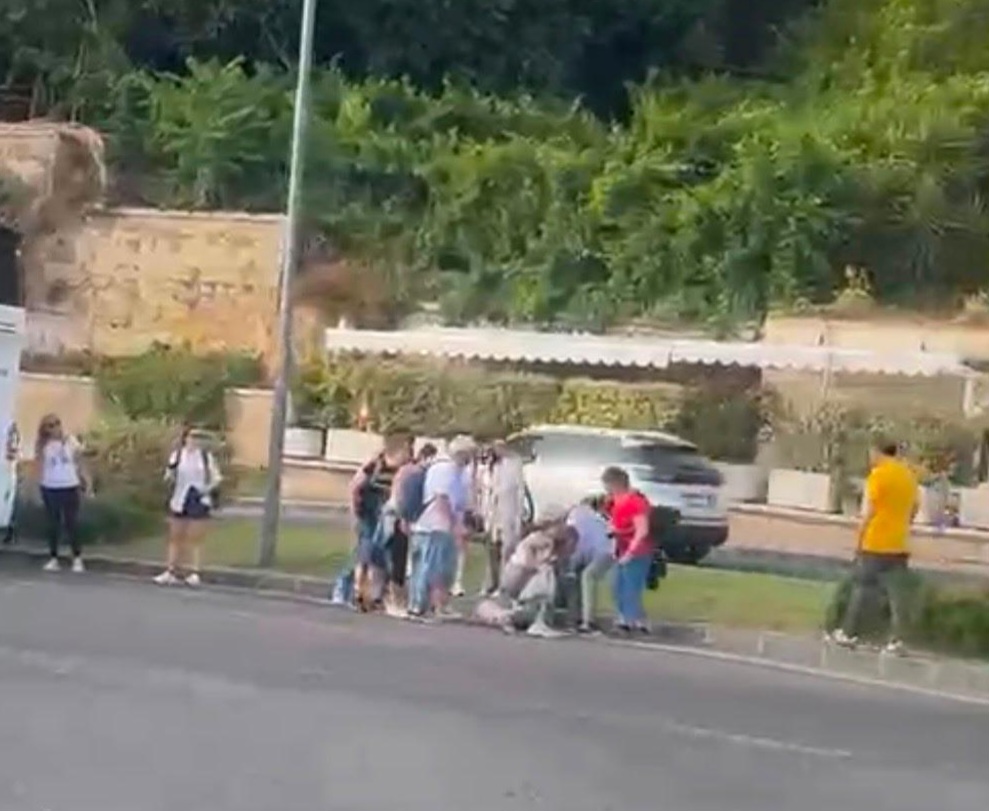 POZZUOLI/ Turista diretto al bus si accascia: soccorso dal 118