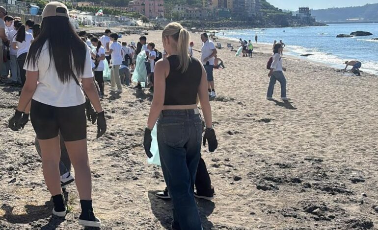 POZZUOLI/ Studenti sotto al sole a pulire le spiagge: il sindaco Manzoni li ignora