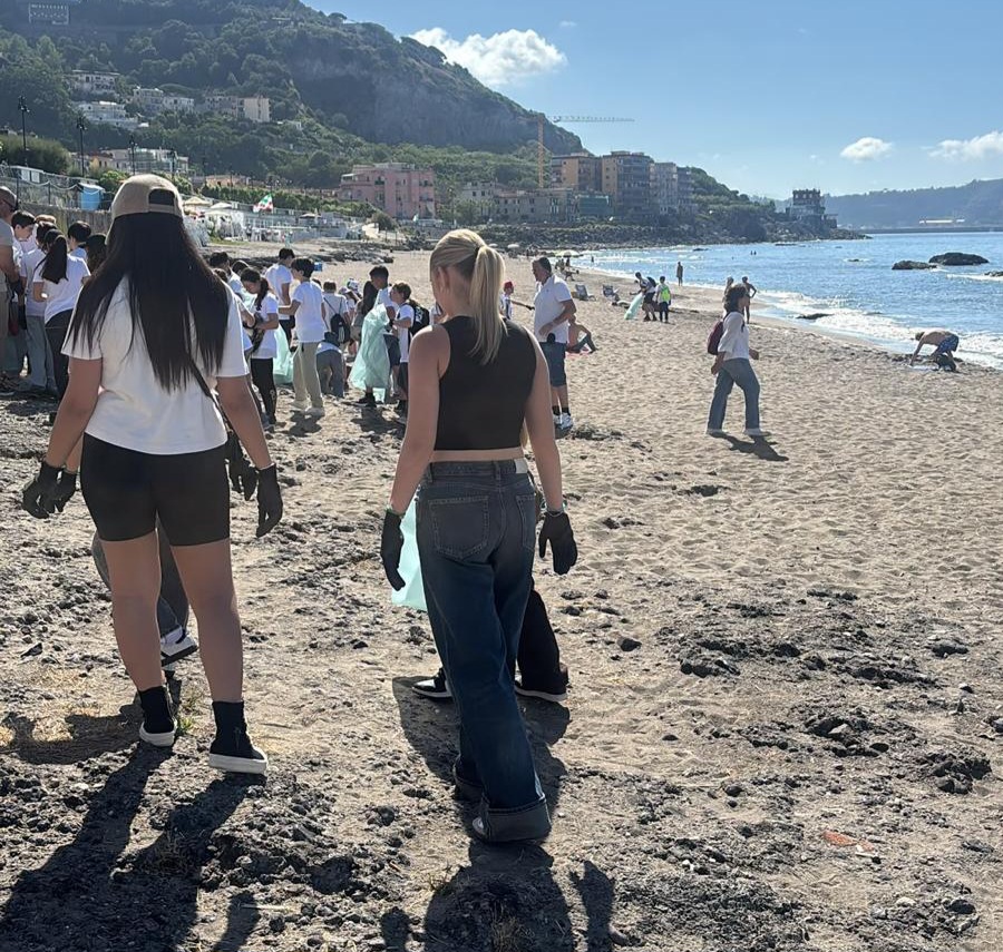 POZZUOLI/ Studenti sotto al sole a pulire le spiagge: il sindaco Manzoni li ignora