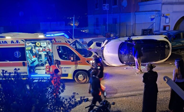 POZZUOLI/ Paura nella notte: auto si ribalta in via Artiaco