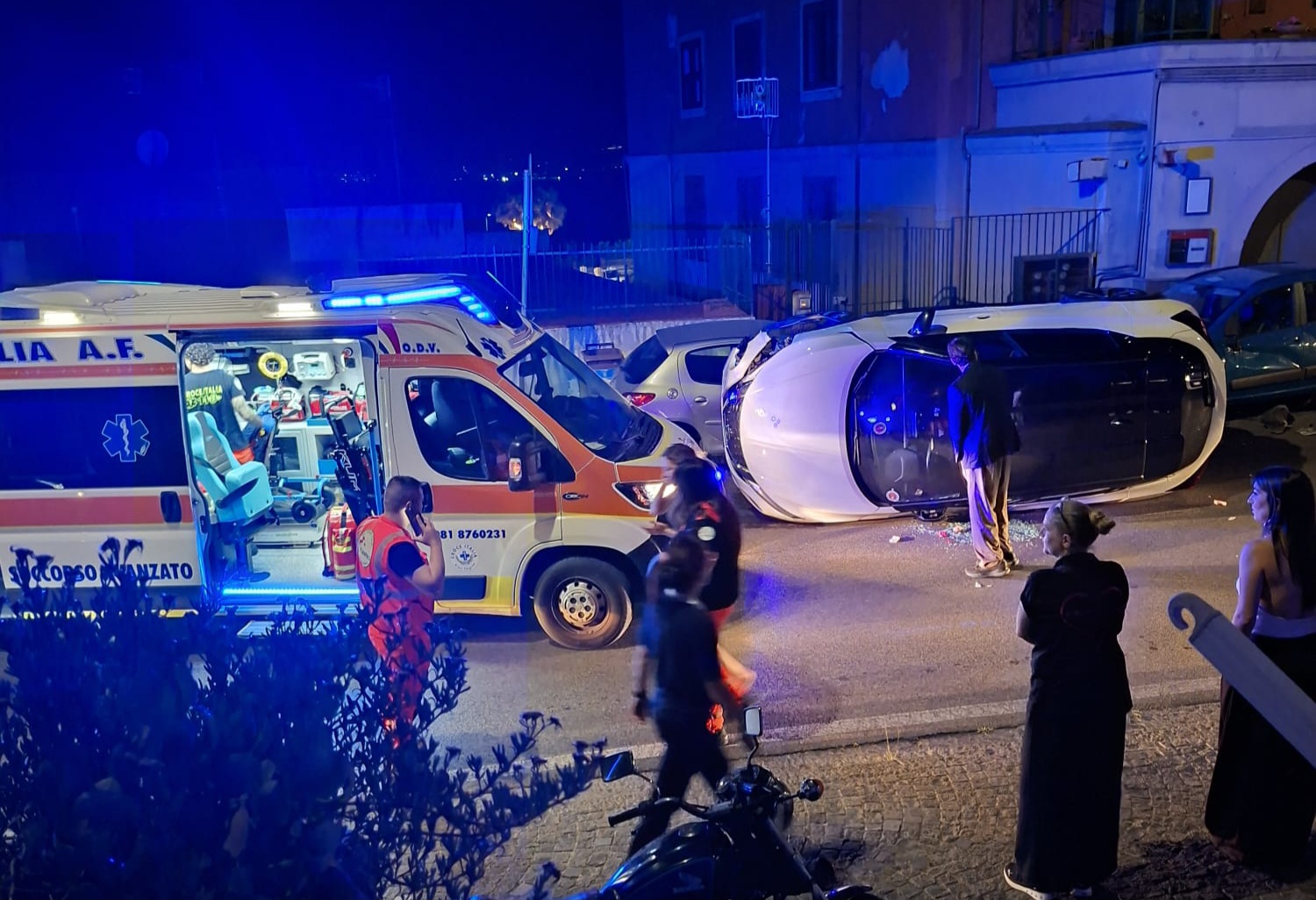 POZZUOLI/ Paura nella notte: auto si ribalta in via Artiaco